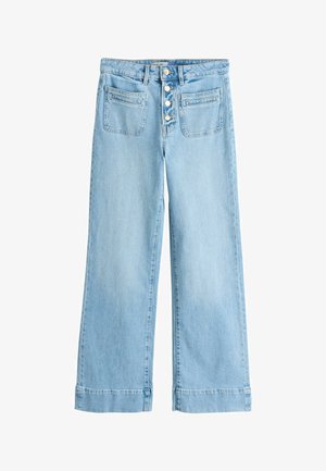 Jeans bleu clair à jambes larges avec poches plaquées à l'avant, braguette boutonnée avec quatre boutons métalliques visibles, et ourlets retroussés.