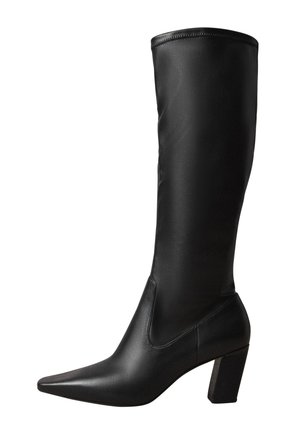 Mustad nahast põlvikud, millel on teravuskand, plokk-konts, sile pind ja vormitud disain. Varrel on õmbluste detailid.