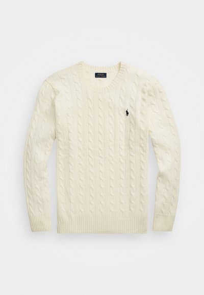 Suéter em creme de malha trançada, feito de um tecido suave, com um decote e punhos canelados, apresentando um pequeno logótipo preto no lado esquerdo do peito.