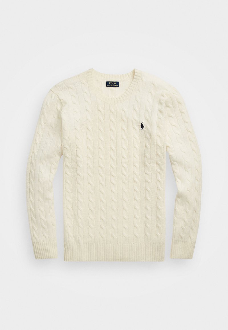 Cremfarbener Kabelstrickpullover aus weichem Material, mit geripptem Ausschnitt und Bündchen, sowie einem kleinen schwarzen Logoakzent auf der linken Brust.