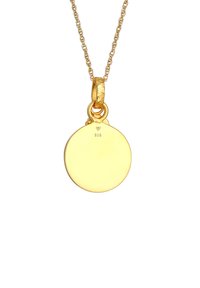 Goldplattierte Anhängerkette mit einer glatten, runden Scheibe, die die Gravur '925' trägt. Befestigt an einer zarten Kette mit strukturierten Gliedern.