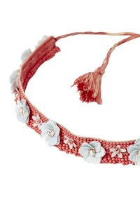 Diadema trenzada con base de coral adornada con flores azul claro y pequeños acentos blancos, embellecida con rhinestones transparentes.
