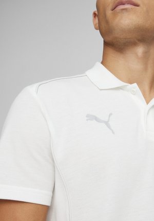 Witte poloshirt van textiel met structuur, voorzien van een kraag met drie knopen en een lichtgrijs logo op de linkerborst.