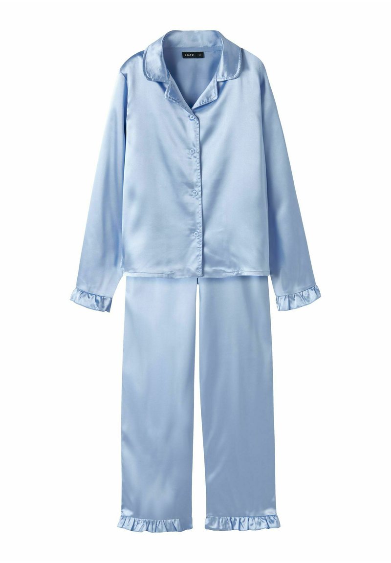 Lyseblå satin pyjamasæt med en langærmet knap-op skjorte med krave og flæseærmer, parret med bukser med flæsekanter.