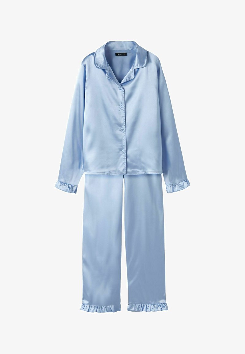 Lyseblå satin pyjamasæt med en langærmet knap-op skjorte med krave og flæseærmer, parret med bukser med flæsekanter.
