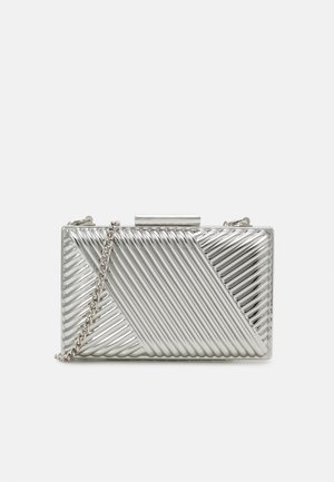 Rektangulær sølv clutch med diagonalt ribbet mønster og sølvkæde strop mod hvid baggrund.