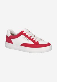 Zapatillas rojas y blancas hechas de cuero y ante, con cordones redondos, una suela blanca gruesa y una etiqueta de marca en el lateral.