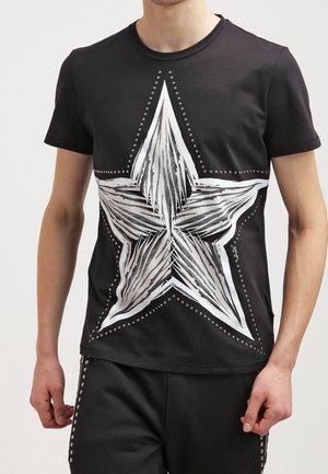 Zwarte katoenen t-shirt met een grote witte sterafbeelding met gedetailleerde lijnen. Studaccenten omringen de ster en verbeteren het ontwerp.