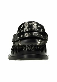 Zwarte leren schoen met studded accenten, voorzien van een ronde neus, twee brede riemen en een gestructureerde afwerking langs de randen. Vlakke zool.