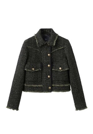 Chaqueta de tweed en verde oscuro y negro con botones dorados, diseño corto, dos bolsillos frontales y detalles de dobladillo deshilachado.