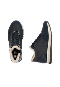 Mörkblå atletiska skor med mocka- och lädermaterial. Mjuk krämfärgad foder och vit sula; svarta snören och logodetalj på sidan.