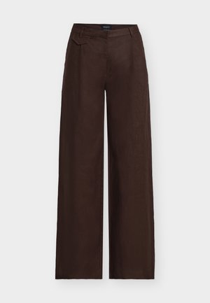 Tmavě hnědé široké kalhoty s vysokým pasem a malou ozdobnou klopou kapsy na pravé straně předního pásku.