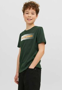 Mørkegrøn bomulds T-shirt med grafiktryk med teksten "JACK & JONES" i orange og hvid. Klassisk rund hals og korte ærmer.