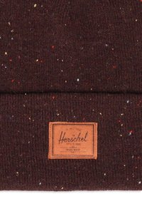 Gorro de punto en burdeos oscuro con motas multicolores. Presenta un parche de cuero rectangular cerca del dobladillo. Textura elástica y acanalada.