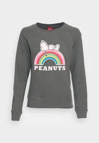 Sudadera gris con un gráfico de un personaje durmiendo sobre un arcoíris. El diseño incluye rayas multicolores y el texto "PEANUTS."