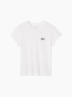 T-shirt blanc à manches courtes avec col rond et petit logo noir "GAP" sur le côté gauche de la poitrine.