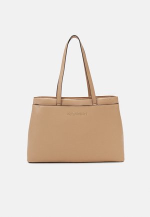 Sac fourre-tout en cuir tan avec doubles poignées supérieures, design minimaliste et logo de la marque en relief à l'avant. Présente une texture lisse et une forme structurée.