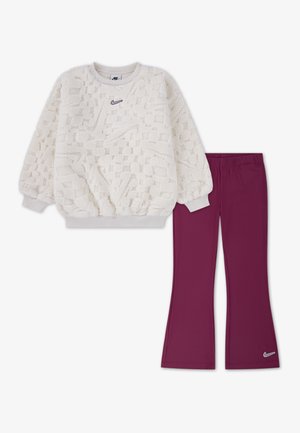 COZY FLARE LEG PANT SET - Pantaloni sportivi - sweet beet/white