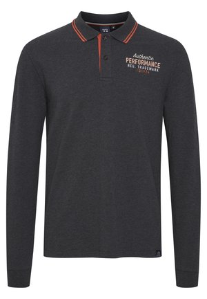 Polo-shirt à manches longues gris foncé avec une bande orange contrastante sur le col, présentant un texte de logo brodé sur la poitrine. Tissu en mélange de coton.