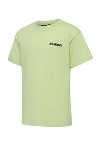Korte ærmer t-shirt i lys grøn bomuld med rund hals og 'HUMMEL' logo i sort på venstre bryst. Enkel, udekoreret design.