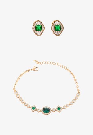 Cercei și brățară cu pietre verzi prețioase, placate cu aur, având forme circulare și pătrate, împodobite cu cristale clare și modele complexe.