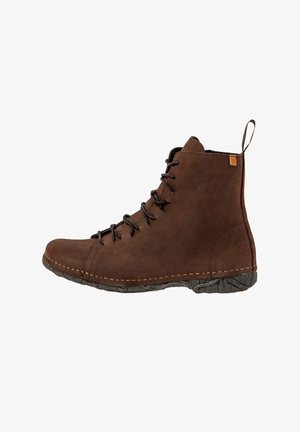 Bottine en cuir marron avec lacets noirs, semelle noire texturée et languette à l'arrière, vue de profil.