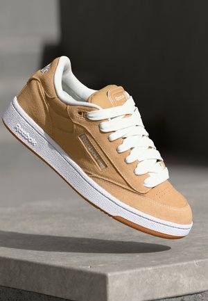 CLUB C BULC UNISEX - Skateschuh - camel/footwear white