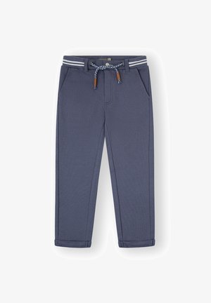 Pantalones azul marino fabricados con una tela suave, con cintura ajustable mediante cordón y detalles en madera, dos bolsillos laterales y dobladillos enrollados.