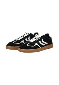 Schwarze Wildledersneaker mit weißen Akzenten, runder Zehenpartie, flachen weißen Schnürsenkeln und einer Gummisohle.