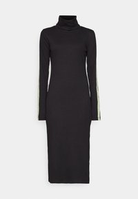 Svart långärmad klänning med hög krage i ribbat material; har gröna logotypsaccenter längs ärmarna och är midikalvlång.