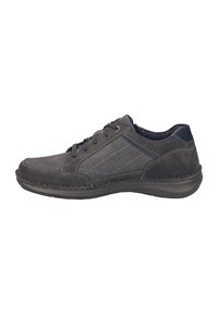 Sneaker casual da uomo in suede grigio scuro con dettagli in pelle, design con lacci, cuciture decorative e suola flessibile in gomma nera.