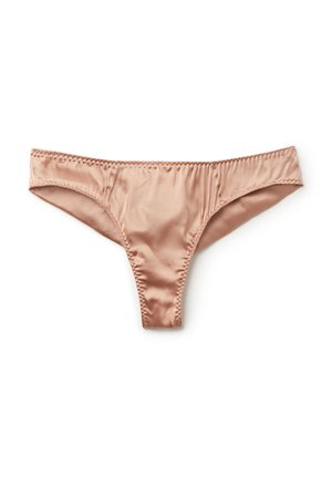 Satinstring i ljus nude-färg, med mjuk textur, kontrasterande söm detaljer och en minimalistisk design. Mid-rise skärning med smala sidor.