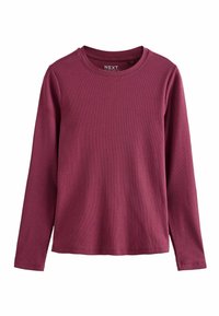 T-shirt à manches longues et col rond de couleur bordeaux profond avec une texture côtelée, un design simple et une petite étiquette de marque à l'intérieur du col.