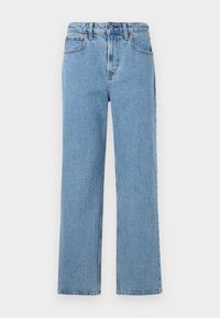 Φωτεινά γαλάζια τζιν παντελόνια ίσιας γραμμής με πέντε τσέπες, κούμπωμα με κουμπί και θηλιές για ζώνη, εμφανίζονται πάνω σε λευκό φόντο.