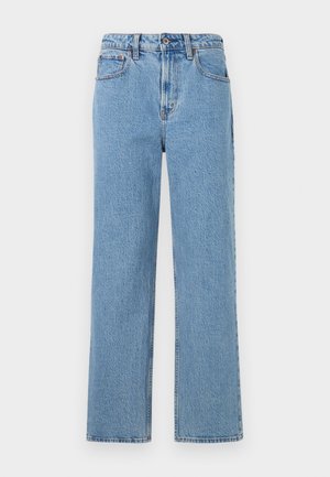 Lys blå jeans med rette ben, fem lommer, knappelukking og beltehemper, vist mot en hvit bakgrunn.