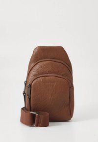 Καφέ δερμάτινη τσάντα ώμου με υφή, που διαθέτει πολλαπλές θήκες με φερμουάρ και φαρδιά ρυθμιζόμενη λουρίδα.