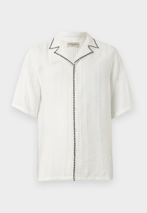 Valkoinen lyhythihainen nappipaita, jossa on teksturoidusta kankaasta valmistettu materiaali, musta kirjailtu reunus kauluksen ja napituslinjan varrella, rento istuvuus.