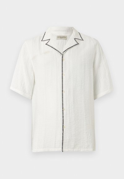 Λευκό πουκάμισο με κοντά μανίκια και κουμπιά, υφασμένο με υφή, μαύρη κεντητή διακόσμηση κατά μήκος του γιακά και της γραμμής κουμπιών, άνετη εφαρμογή.