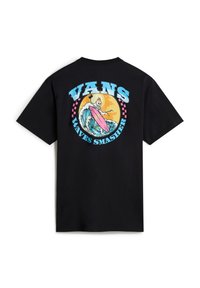 Černé bavlněné tričko s barevným grafickým designem kostlivce surfujícího na vlně, s texty "VANS" a "WAVES SMASHER" a kruhovými designovými detaily.