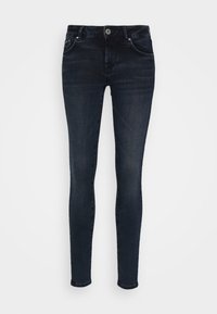 Jeans ajustados en denim de lavado oscuro, con una cintura de media altura, diseño de cinco bolsillos y un ligero desgaste en los muslos. Cierre clásico de botón.