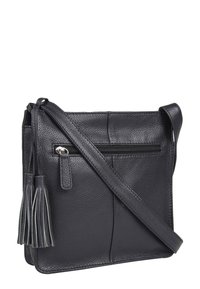 Borsa a tracolla in pelle nera con superficie texture, dotata di scomparto con zip, tracolla regolabile e frange decorative.