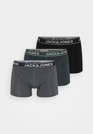 Drie paar JACK & JONES boxershorts in donkergrijs, teal en zwart. Elk paar heeft een elastische tailleband met logo en is gemaakt van soepel katoen.