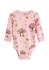 Vauvan pitkähihaisessa vaaleanpunaisessa romperissa on metsän eläinten printti, jossa on puita, kukkia ja sieniä. Pohjassa napitus. Pehmeä kangas.