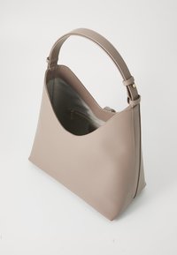 Sac à épaule structuré en rose pâle, fabriqué en cuir lisse. Il dispose d'un intérieur spacieux avec une poche zippée et une ouverture supérieure incurvée.