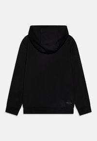 Svart huvtröja i mjukt och texturerat material. Har en huva, ribbade ärmslut och en centrerad logotyp vid nederkanten. Minimalistisk design.