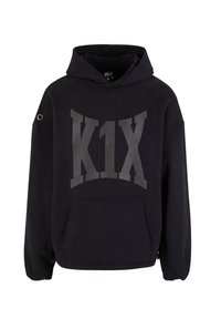 Czarna bluza z kapturem z dużym szarym logo "K1X", przednia kieszeń, luźny krój i detal z oczkami na lewym rękawie.