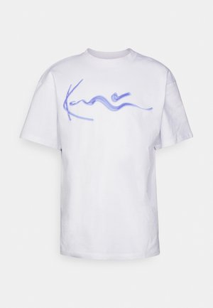 Hvid bomulds T-shirt med et lilla bølget grafisk design på forsiden. Korte ærmer og rund hals. Blød tekstur.