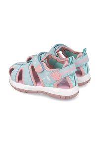 Sandalias para niños que combinan materiales sintéticos de color azul claro y rosa, diseño abierto, correas ajustables y suelas texturizadas.
