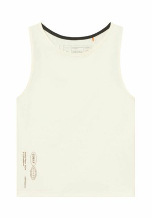 Hvid ærmeløs atletisk tanktop med sort kant indvendig i halsudskæringen og lille brunt logo og tekst nær nederste venstre søm.