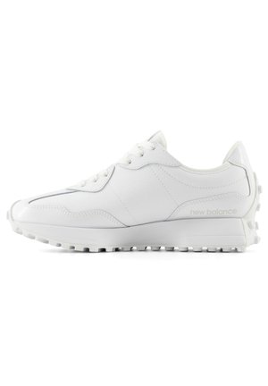 Weiße Ledersneaker mit glatter Textur, gepolstertem Kragen und leichtem Gummiprofil mit Stollen für Traktion. Logo an der Seite.
